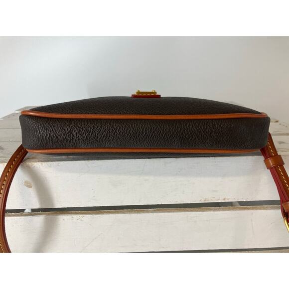 DOONEY & BOURKE SMALL BROWN PVC LEATHER CROSSOBDY BAG - Picture 6 of 16